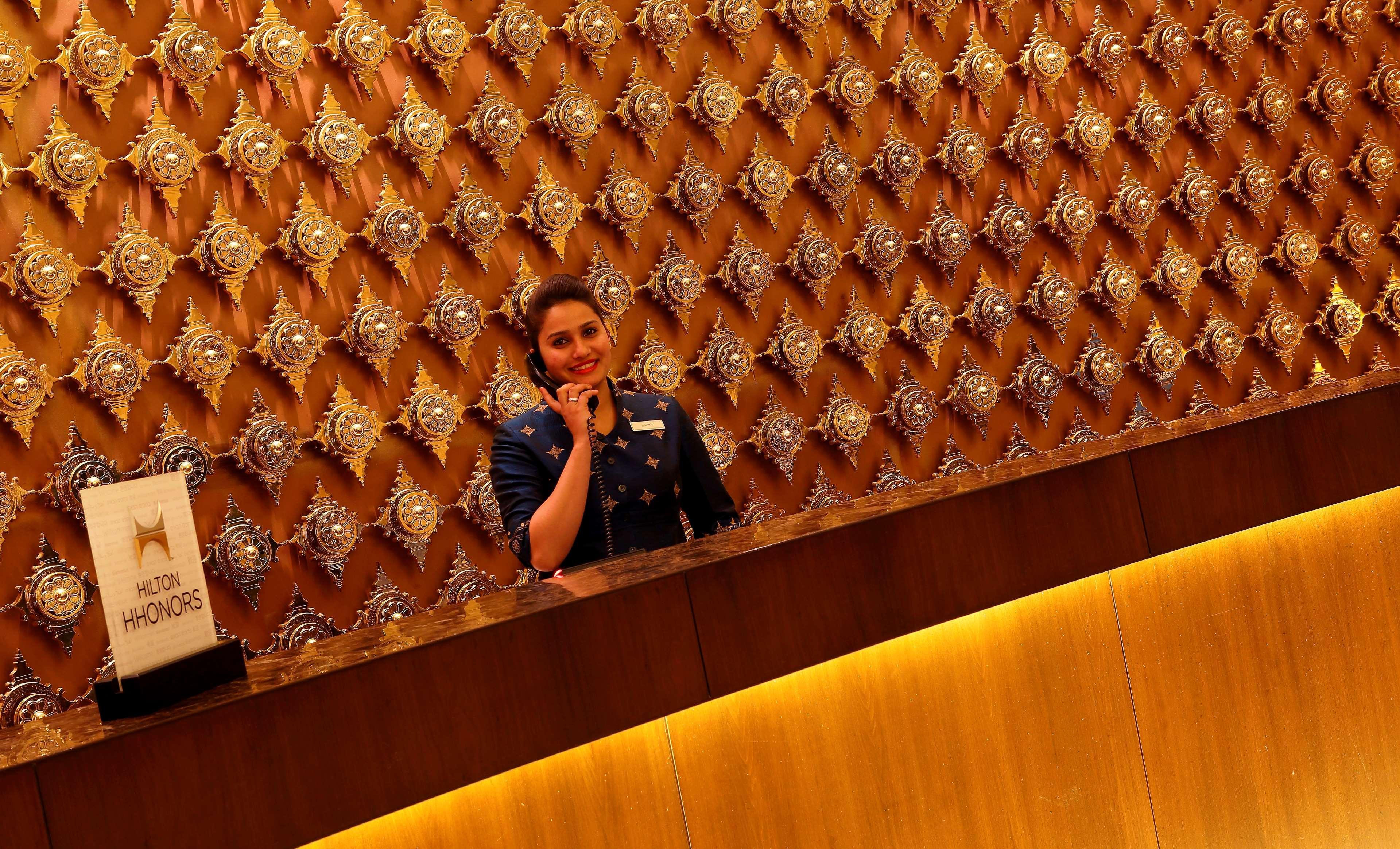 Отель Hilton Джапур Экстерьер фото A hotel receptionist at work