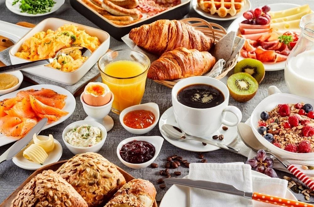 Отель Hilton Джапур Экстерьер фото A continental breakfast