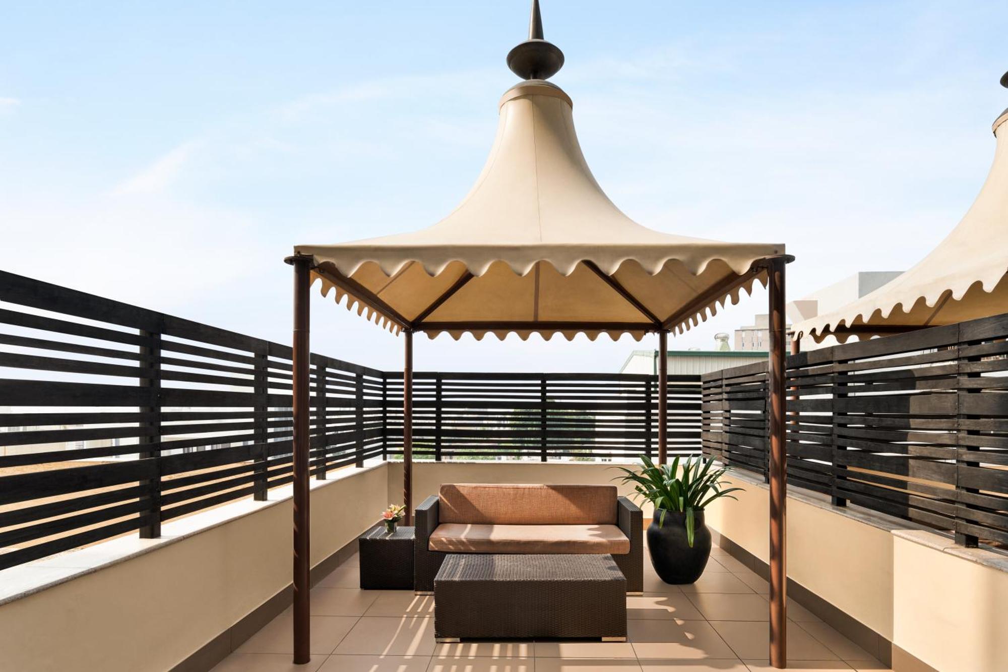 Отель Hilton Джапур Экстерьер фото A pergola on a rooftop